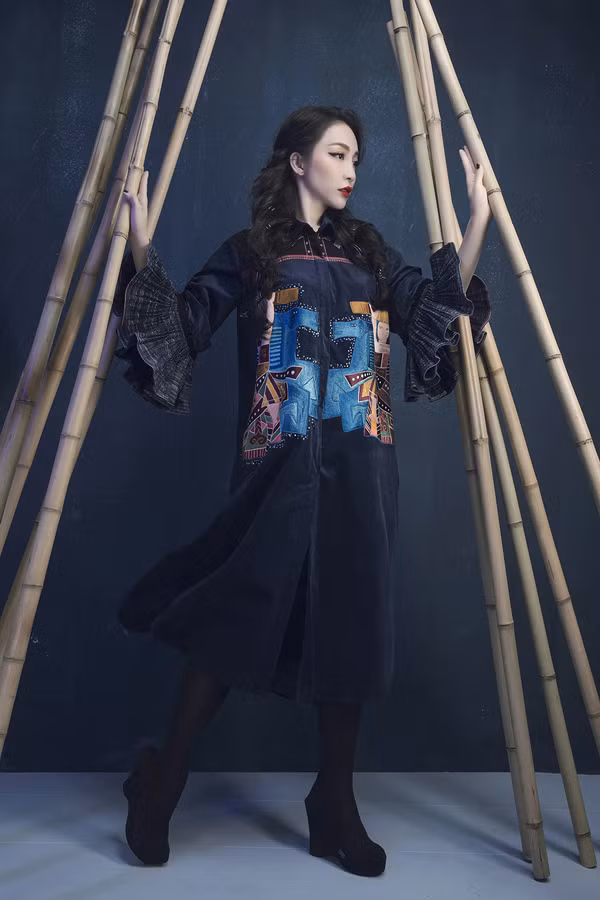 Anh sử dụng kỹ thuật thêu truyền thống để đưa những tác phẩm về Thánh Gióng của cố họa sĩ Nguyễn Tư Nghiêm lên các mẫu trang phục. Vải thổ cẩm với các sắc màu nổi bật của dân tộc Tà Ôi trở thành điểm nhấn, giúp bộ sưu tập thêm ấn tượng. 