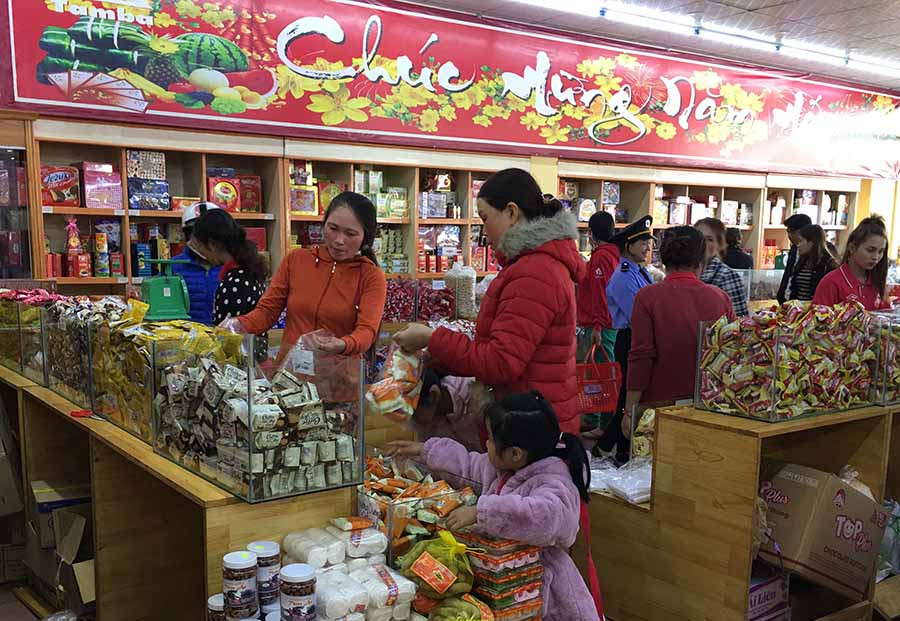 Sức mua tăng mạnh khiến nhiều loại bánh mứt Tết trên thị trường đã “cháy” hàng. Ảnh: V.T  Sức mua tăng mạnh khiến nhiều loại bánh mứt Tết trên thị trường đã “cháy” hàng. Ảnh: V.T