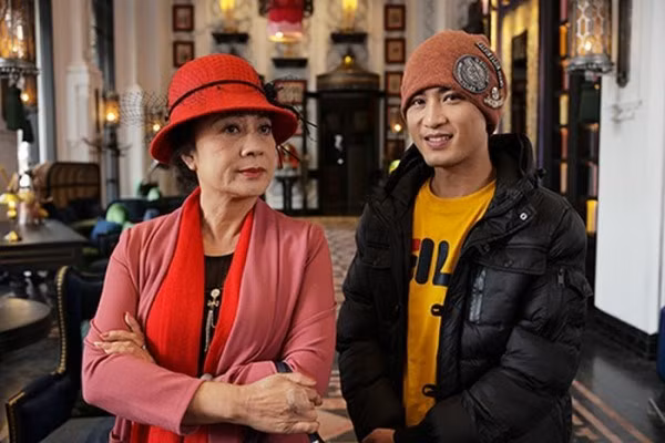 Nghệ sỹ ưu tú Hương Dung và diễn viên Doãn Quốc Đam trong một cảnh quay. (Ảnh: ĐLP)