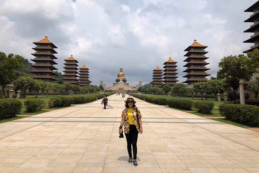 Tác giả chụp ảnh lưu niệm ở Phật Quang Sơn tự. Ảnh: T.L.H