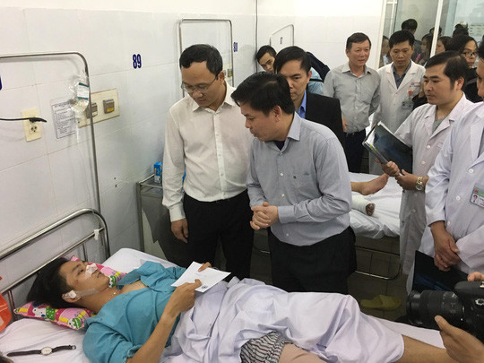 Bộ trưởng Nguyễn Văn Thể thăm các nạn nhân tại Bệnh viện Đà Nẵng