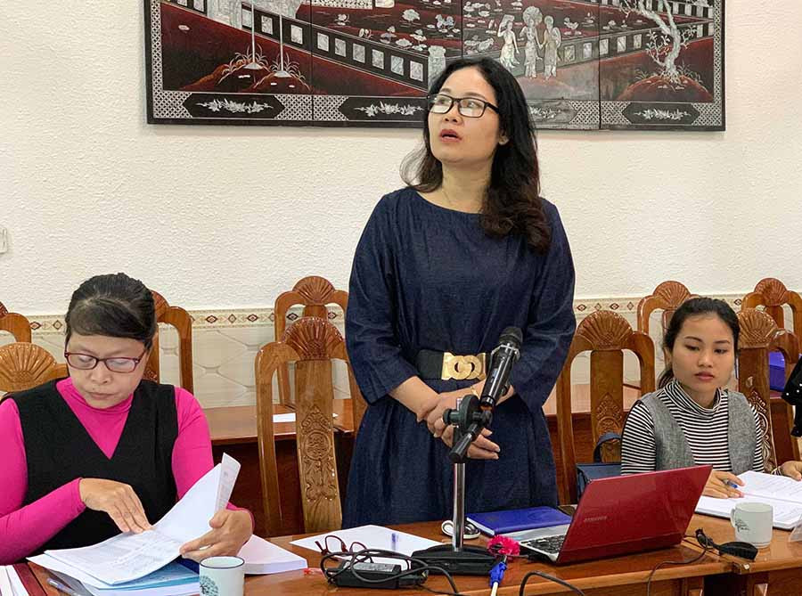  TS. Buôn Krông Tuyết Nhung thuyết minh về đề tài. Ảnh: N.B