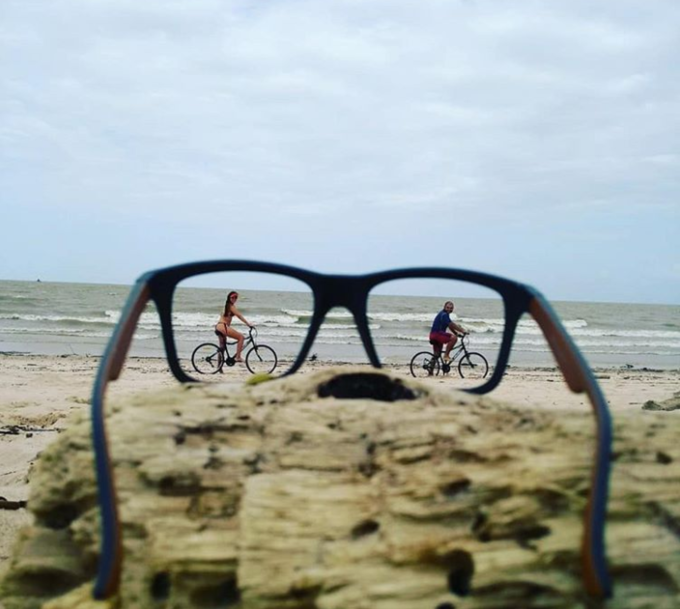 Đạp xe trên bãi biển sẽ bớt nhàm chán nếu chụp ảnh chung với một chiếc kính 