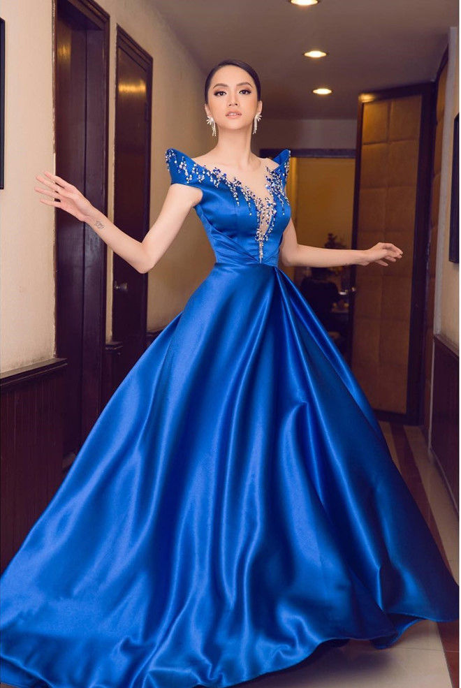 Hương Giang tựa nàng công chúa nhờ bộ đầm xanh dương đính đá, có cầu vai ấn tượng. Nếu tinh ý, có thể thấy mỹ nhân chuyển giới yêu thích dáng đầm bồng bềnh và có chất liệu mềm mại như voan, lụa