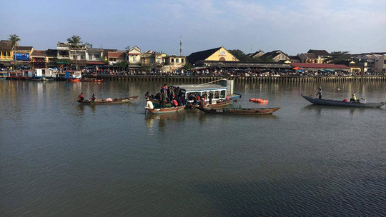 Lực lượng chức năng trục vớt các nạn nhân Lực lượng chức năng trục vớt các nạn nhân