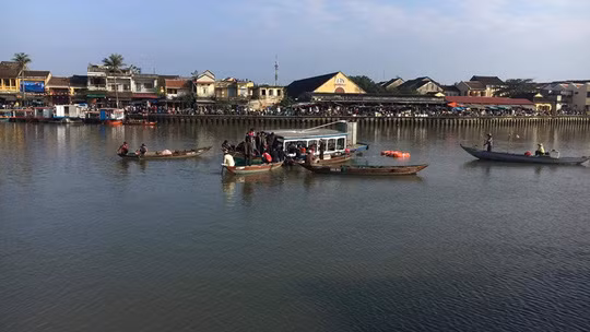 Lực lượng chức năng trục vớt các nạn nhân Lực lượng chức năng trục vớt các nạn nhân