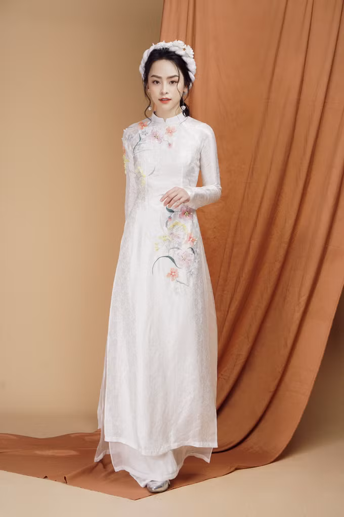  Áo dài thêu và đính hoa 3D không chỉ thích hợp cho tân nương để diện trong ngày hạnh phúc mà còn có thể tái sử dụng vào nhiều dịp trong năm.