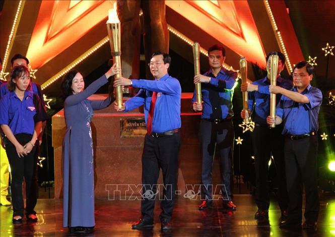 Trưởng Ban Dân vận Trung ương Trương Thị Mai truyền đuốc “Tuổi trẻ Việt Nam nhớ lời Di chúc theo chân Bác” cho Bí thư thứ nhất Trung ương Đoàn Lê Quốc Phong. Ảnh: TTXVN Trưởng Ban Dân vận Trung ương Trương Thị Mai truyền đuốc “Tuổi trẻ Việt Nam nhớ lời Di chúc theo chân Bác” cho Bí thư thứ nhất Trung ương Đoàn Lê Quốc Phong. Ảnh: TTXVN