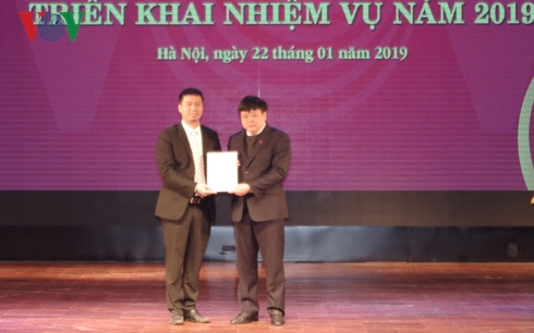 Tổng Giám đốc Đài Tiếng nói Việt Nam Nguyễn Thế Kỷ (bên phải) trao quyết định bổ nhiệm và chúc mừng ông Ngô Minh Hiển.