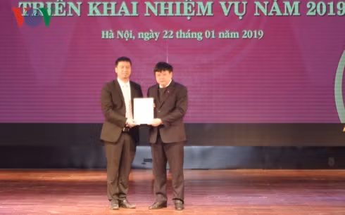 Tổng Giám đốc Đài Tiếng nói Việt Nam Nguyễn Thế Kỷ (bên phải) trao quyết định bổ nhiệm và chúc mừng ông Ngô Minh Hiển.