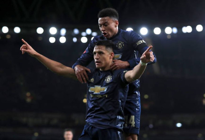 Sanchez bị CĐV Arsenal la ó nhưng anh đã đáp trả bằng bàn thắng mở tỷ số.