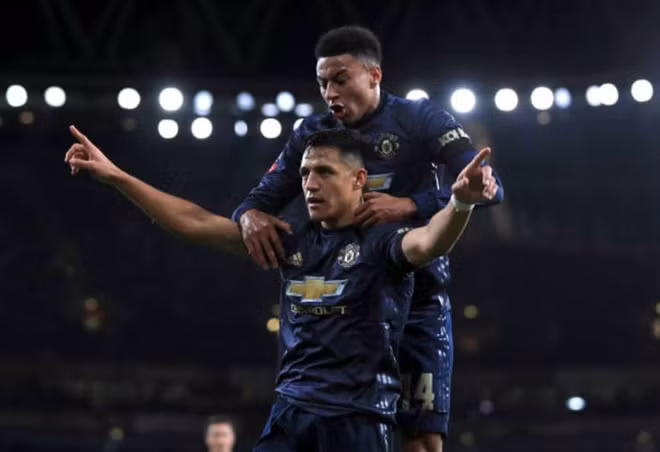 Sanchez bị CĐV Arsenal la ó nhưng anh đã đáp trả bằng bàn thắng mở tỷ số.