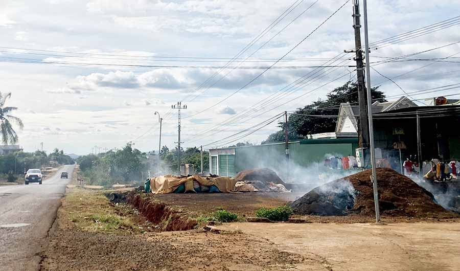 Người dân sống dọc bên quốc lộ 19 đoạn qua xã Ia Din (huyện Đức Cơ) đốt vỏ cà phê khiến khói bao trùm một đoạn đường. Ảnh: Hải Lê  Người dân sống dọc bên quốc lộ 19 đoạn qua xã Ia Din (huyện Đức Cơ) đốt vỏ cà phê khiến khói bao trùm một đoạn đường.