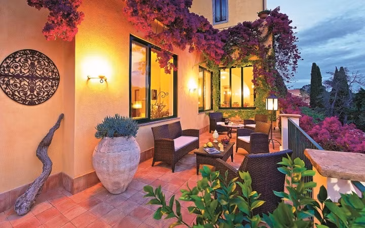 Với những ban công có khoảng trống phía trên có thể làm giàn cây leo, giàn hoa.