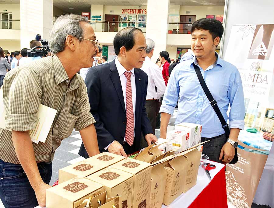  Lãnh đạo tỉnh tham quan quầy trưng bày sản phẩm của Công ty TNHH Sản xuất và Dịch vụ Tam Ba tại Hội nghị xúc tiến đầu tư tỉnh Gia Lai năm 2018 tại TP. Hồ Chí Minh. Ảnh: H.D