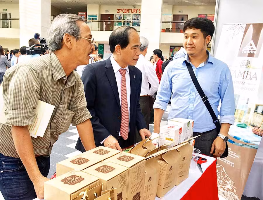  Lãnh đạo tỉnh tham quan quầy trưng bày sản phẩm của Công ty TNHH Sản xuất và Dịch vụ Tam Ba tại Hội nghị xúc tiến đầu tư tỉnh Gia Lai năm 2018 tại TP. Hồ Chí Minh. Ảnh: H.D