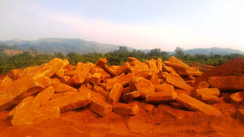  Chủ tịch UBND xã Ia Bă bị kỷ luật khiển trách do để xảy ra khai thác đá trái phép kéo dài tại địa phương. Ảnh: Chí Hào