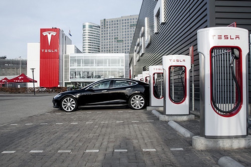 Trạm sạc điện của Tesla được đặt ngay ở bãi để xe. Ảnh: Teslarity Trạm sạc điện của Tesla được đặt ngay ở bãi để xe. Ảnh: Teslarity