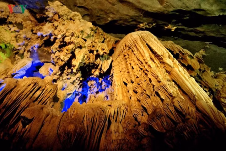 Di sản thiên nhiên Vườn Quốc gia Phong Nha - Kẻ Bàng rộng hơn 340.000 ha, sở hữu giá trị địa chất, địa mạo ngoại hạng, cảnh quan kỳ bí, những loài động thực vật quý hiếm và cả Sơn Đoòng - hang động lớn nhất thế giới. Đây là địa điểm du lịch hấp dẫn cho các bạn trẻ muốn khám phá nét đẹp của hang động (Ảnh: CTV Viễn Du).