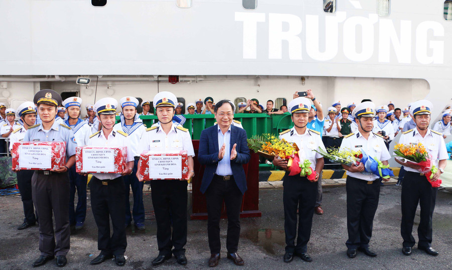 Lãnh đạo tỉnh Khánh Hòa tặng quà cho các đoàn công tác đi thăm, chúc Tết Trường Sa . Ảnh: Quang Tấn