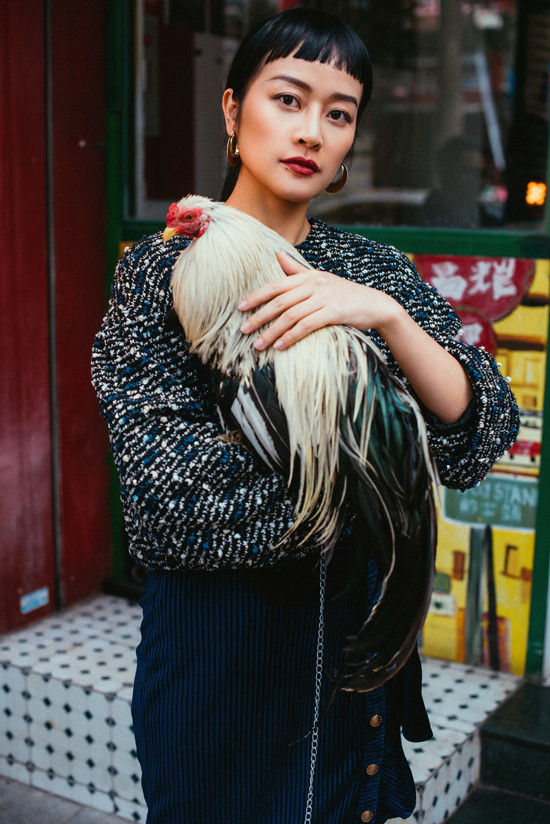 Khác hẳn phong thái quyến rũ trên sân khấu, Phí Linh nổi bật với vẻ cá tính và gu thời trang sành điệu. Khác hẳn phong thái quyến rũ trên sân khấu, Phí Linh nổi bật với vẻ cá tính và gu thời trang sành điệu.