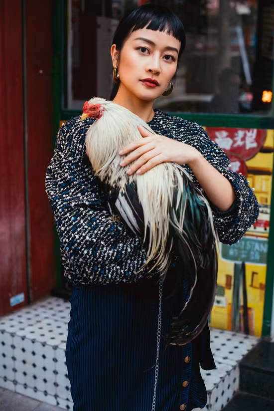 Khác hẳn phong thái quyến rũ trên sân khấu, Phí Linh nổi bật với vẻ cá tính và gu thời trang sành điệu. 