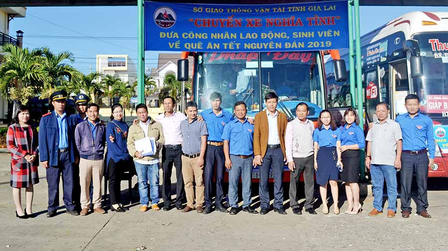 Lãnh đạo Sở Giao thông-Vận tải, Ủy ban MTTQ Việt Nam tỉnh cùng đại diện các đơn vị vận tải tham gia chương trình chụp ảnh lưu niệm trước giờ chuyến xe xuất phát. Ảnh: L.H