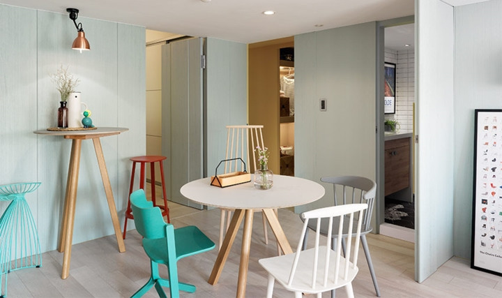 Bộ bàn ghế làm bằng gỗ tự nhiên màu sáng, trọng lượng nhẹ dễ dàng dịch chuyển. Bộ bàn ghế làm bằng gỗ tự nhiên màu sáng, trọng lượng nhẹ dễ dàng dịch chuyển.