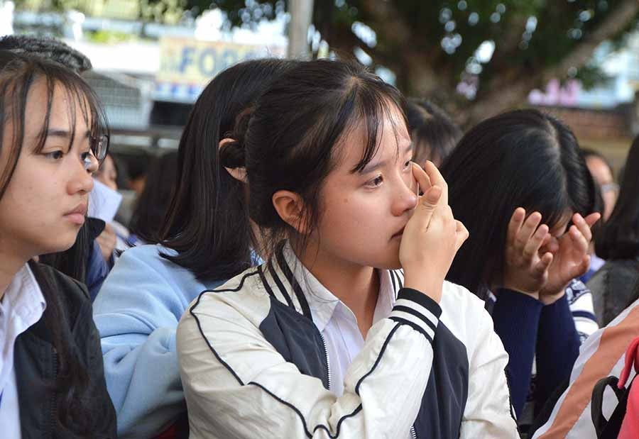 Học sinh khóc khi nghe tiến sĩ Nguyễn Thành Nhân nói chuyện. Ảnh: Minh Vỹ