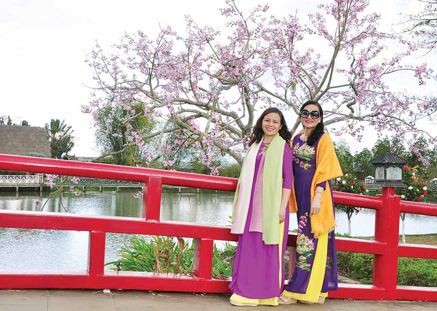 Với cảnh sắc tươi đẹp, Công viên Đồng Xanh (TP. Pleiku) là lựa chọn lý tưởng cho chuyến du Xuân của mọi người. Ảnh: Duy Lê Với cảnh sắc tươi đẹp, Công viên Đồng Xanh (TP. Pleiku) là lựa chọn lý tưởng cho chuyến du Xuân của mọi người. Ảnh: DUY LÊ