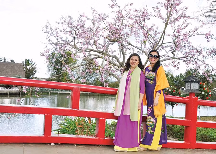 Với cảnh sắc tươi đẹp, Công viên Đồng Xanh (TP. Pleiku) là lựa chọn lý tưởng cho chuyến du Xuân của mọi người. Ảnh: DUY LÊ