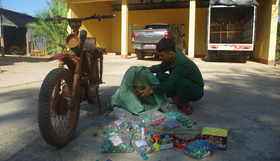 Phương tiện và tang vật được đưa về Đồn để điều tra, làm rõ. Ảnh: Anh Huy
