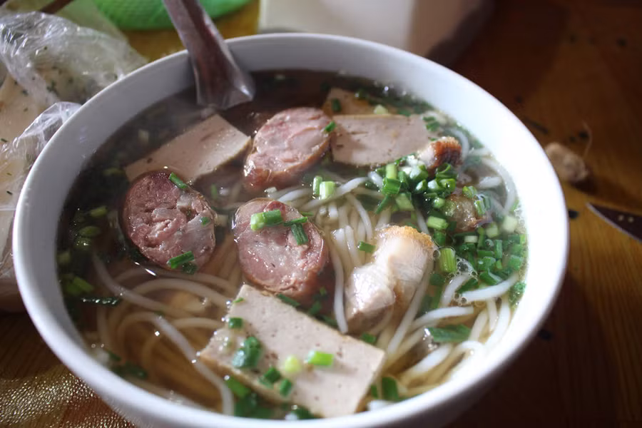 Một bác bún nóng hổi, thơm ngon ở Trùng Khánh, Cao Bằng với giá chỉ 20.000 đồng