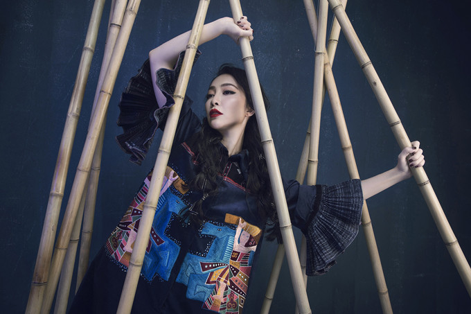 "Tôi luôn dồi dào cảm hứng về chất liệu dân gian. Trên nền vải truyền trống của người dân tộc, tôi kết hợp với chất liệu lụa sống và thêu tay để sản phẩm luôn để lại sự kích thích về thị giác", NTK Vũ Việt Hà cho biết. "Tôi luôn dồi dào cảm hứng về chất liệu dân gian. Trên nền vải truyền trống của người dân tộc, tôi kết hợp với chất liệu lụa sống và thêu tay để sản phẩm luôn để lại sự kích thích về thị giác", NTK Vũ Việt Hà cho biết.