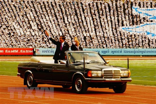 Thủ tướng Hun Sen và Chủ tịch Quốc hội Heng Samrin chào mừng các đại biểu dự lễ kỷ niệm. (Ảnh: Nhóm P/v TTXVN tại Campuchia) Thủ tướng Hun Sen và Chủ tịch Quốc hội Heng Samrin chào mừng các đại biểu dự lễ kỷ niệm. (Ảnh: Nhóm P/v TTXVN tại Campuchia)