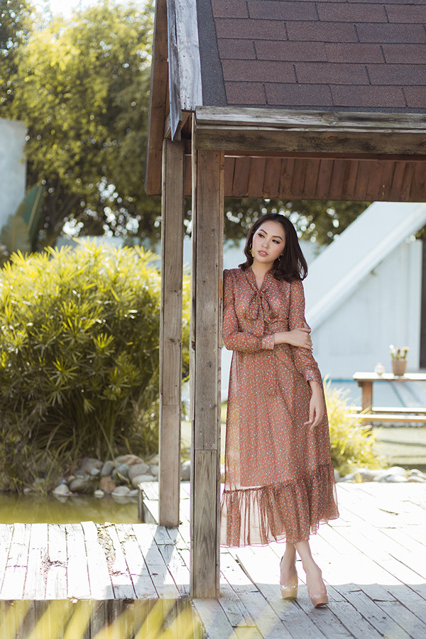 3 Những chất liệu nhẹ tênh như voan lụa, chiffon lụa phù hợp với tiết trời xuân phương Nam đều được thể hiện sống động trên các dáng váy tôn nét nữ tính.