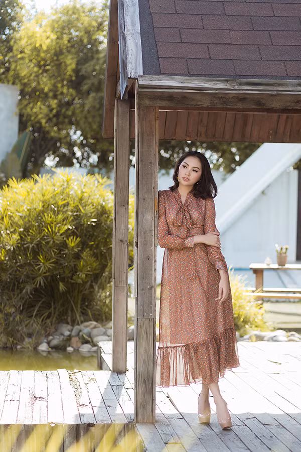 3 Những chất liệu nhẹ tênh như voan lụa, chiffon lụa phù hợp với tiết trời xuân phương Nam đều được thể hiện sống động trên các dáng váy tôn nét nữ tính.