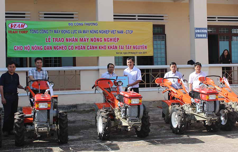 Bộ Công thương hỗ trợ máy cày tay cho 10 hộ nghèo trên địa bàn tỉnh. Ảnh: N.D  Bộ Công thương hỗ trợ máy cày tay cho 10 hộ nghèo trên địa bàn tỉnh. Ảnh: N.D
