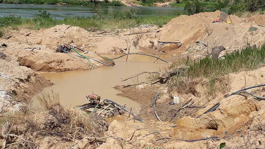 Khai thác cát trái phép tại làng Nú, xã Ia Khai. Ảnh: Nguyễn Tú Khai thác cát trái phép tại làng Nú, xã Ia Khai