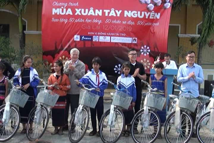  Trao xe đạp cho học sinh nghèo vượt khó. Ảnh: Thúy Ngọ