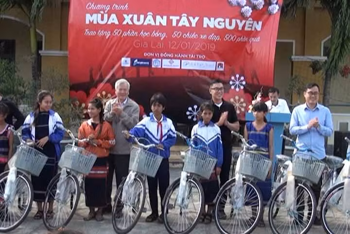  Trao xe đạp cho học sinh nghèo vượt khó. Ảnh: Thúy Ngọ