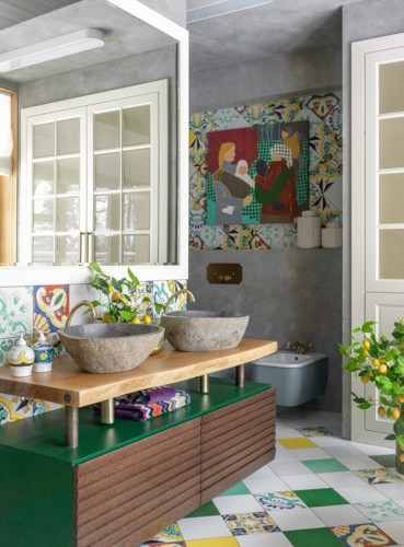 Bồn rửa tay bằng đá được kê trên chiếc kệ gỗ tạo nét độc đáo cho căn nhà của bạn.