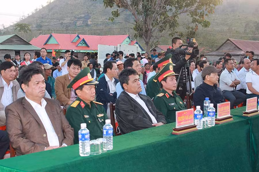  Các đồng chí lãnh đạo tỉnh tham dự đêm hội với bà con làng Hek. Ảnh: Tấn Thi