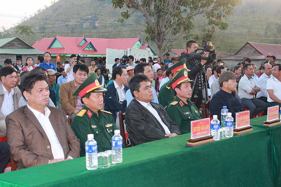  Các đồng chí lãnh đạo tỉnh tham dự đêm hội với bà con làng Hek. Ảnh: Tấn Thi