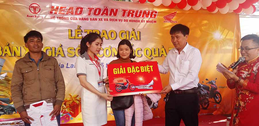 Trao giải đặc biệt cho khách hàng may mắn. Ảnh: Hà Phương