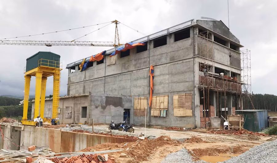 Đẩy nhanh tiến độ xây dựng nhà máy, phục vụ công việc lắp đặt thiết bị cơ điện. Ảnh: Mai Tiên