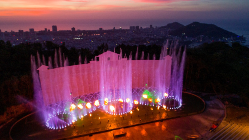 Sự kết hợp giữa biểu diễn nhạc nước với công nghệ mapping 5D, laser 3D, âm thanh ánh sáng và hiệu ứng.