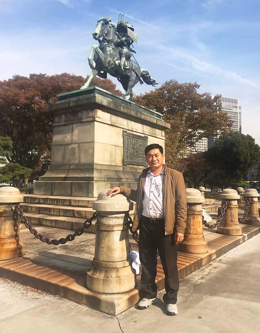 Tác giả bên bức tượng tướng samurai Kusunoki Masashige-điểm du lịch nổi tiếng nằm trong Hoàng cung Tokyo. Ảnh: H.K