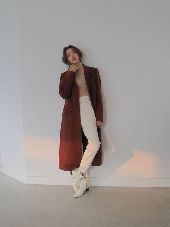 Những chiếc áo choàng dáng dài vẫn là trang phục được yêu thích nhất trong mùa thu đông. Bởi chúng vừa có thể giữ ấm lại vừa khiến phái đẹp trở nên sang chảnh hơn. Những chiếc áo choàng dáng dài vẫn là trang phục được yêu thích nhất trong mùa thu đông. Bởi chúng vừa có thể giữ ấm lại vừa khiến phái đẹp trở nên sang chảnh hơn.