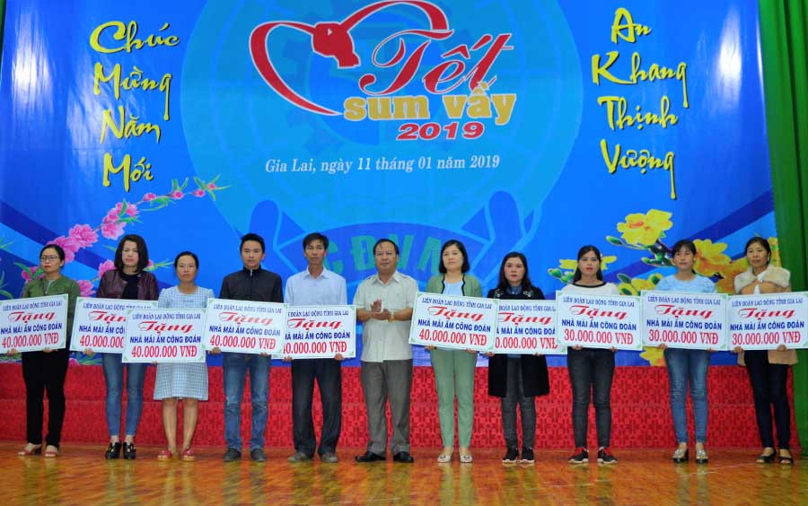  Đồng chí Châu Ngọc Tuấn-Phó Bí thư Tỉnh ủy trao tiền hỗ trợ xây dựng nhà “Mái ấm Công đoàn” cho đoàn viên, công nhân nghèo. Ảnh: Đ.Y